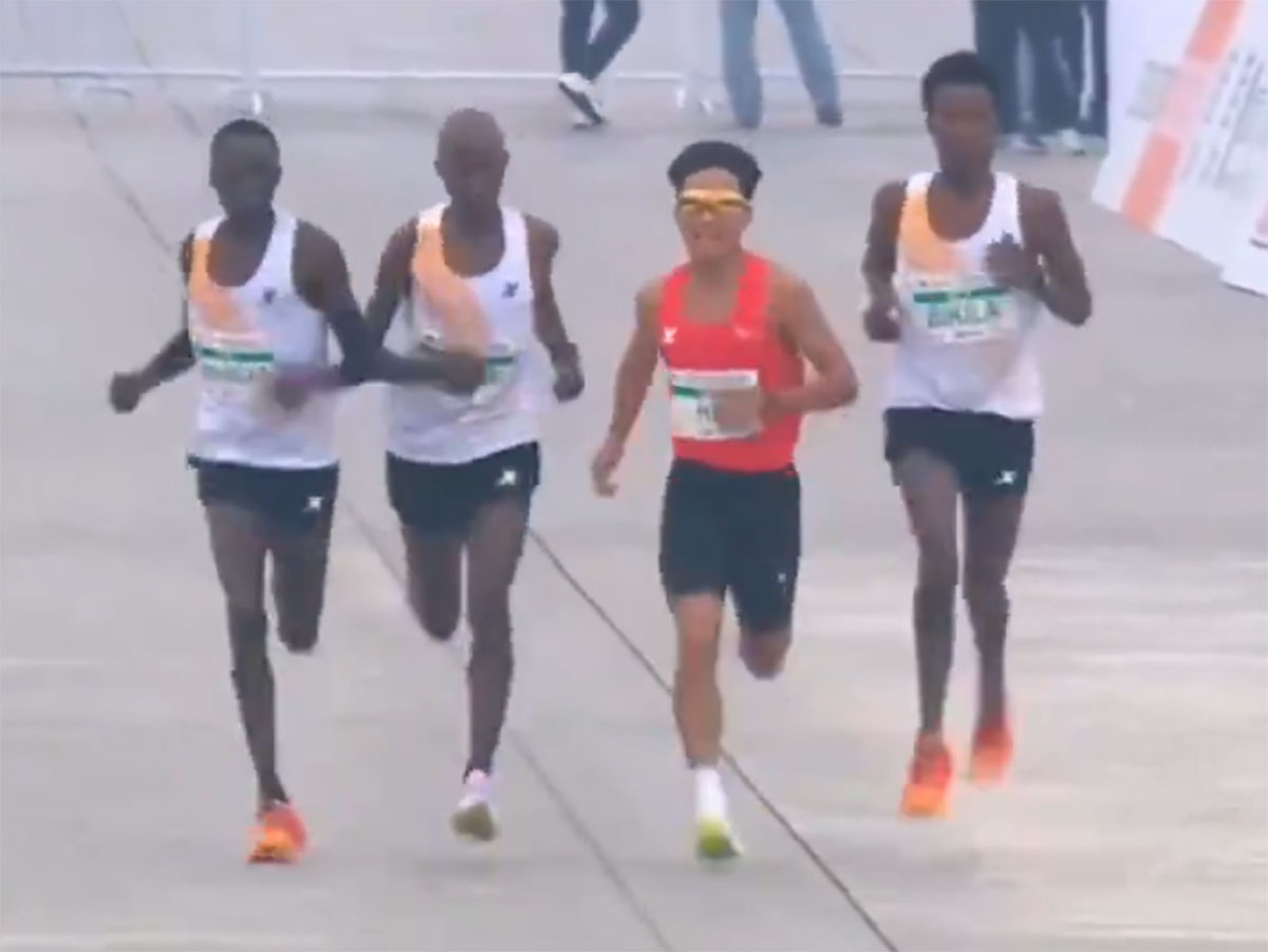video: ¿amaño en medio maratón de pekín? ganó un chino y ya lo investigan