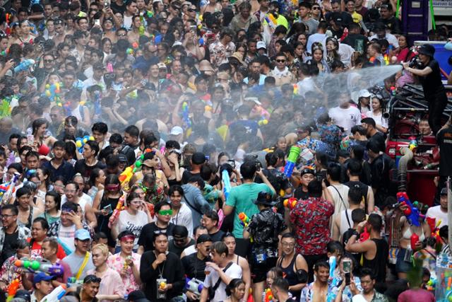 비극이 된 태국 최대명절… 200명 사망한 '지상 최대 물 축제' 송크란