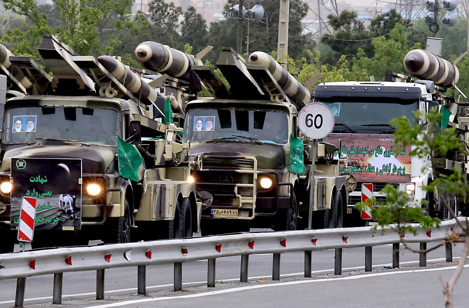 foto muestra convoy militar en irán en 2019, no camiones iraníes cruzando de irak a siria en 2024