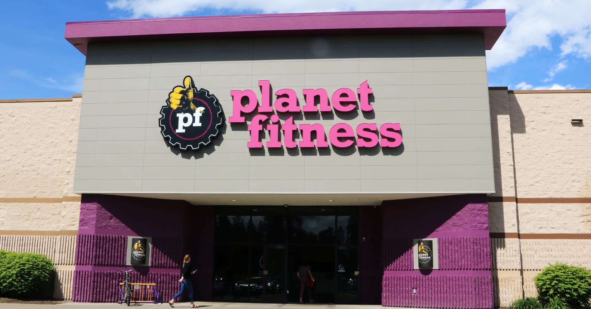 planet fitness shares fall as company announces new ceo