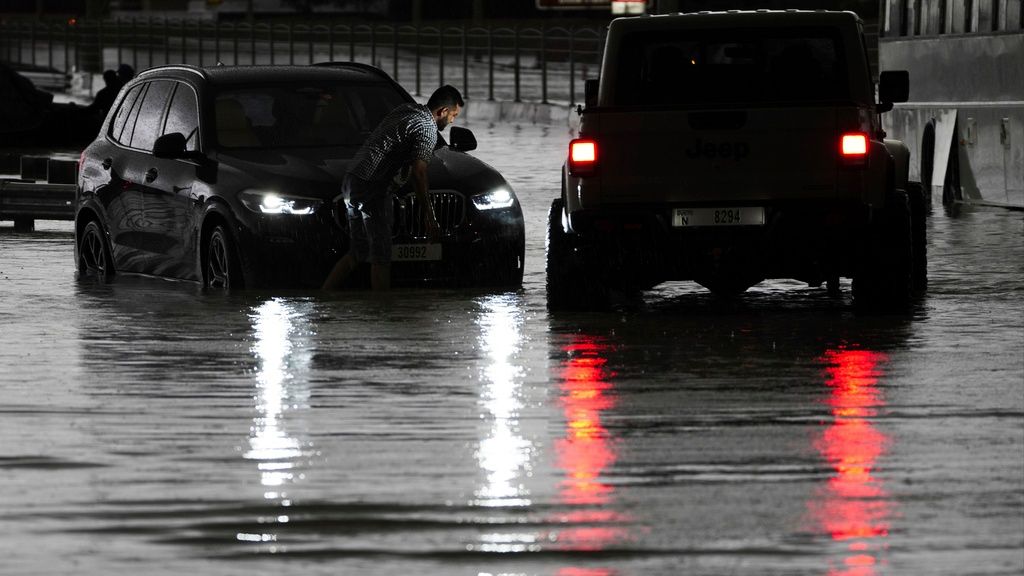 ηαε: πλημμύρισε το ντουμπάι από τις ισχυρές βροχοπτώσεις - λίμνη το αεροδρόμιο