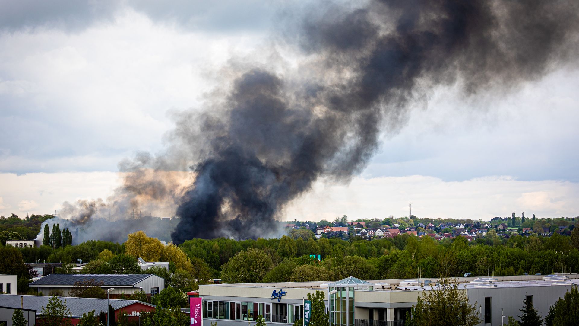 braunschweig: großbrand in industriegebiet - löscharbeiten dauern an