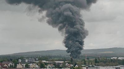 fünf einsatzkräfte verletzt: braunschweig: großbrand nach explosionen in fabrik