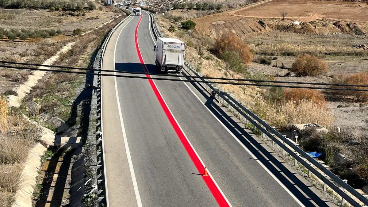 la dgt añade nuevas líneas rojas en algunas carreteras españolas: conoce su significado para evitar multas
