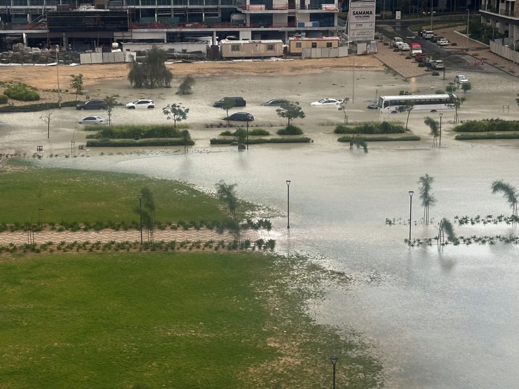 inundaciones en dubai luego que cayera el equivalente a un año de lluvia