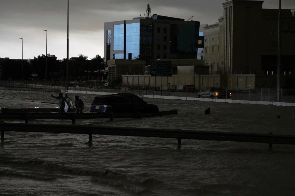 inundaciones en dubai luego que cayera el equivalente a un año de lluvia