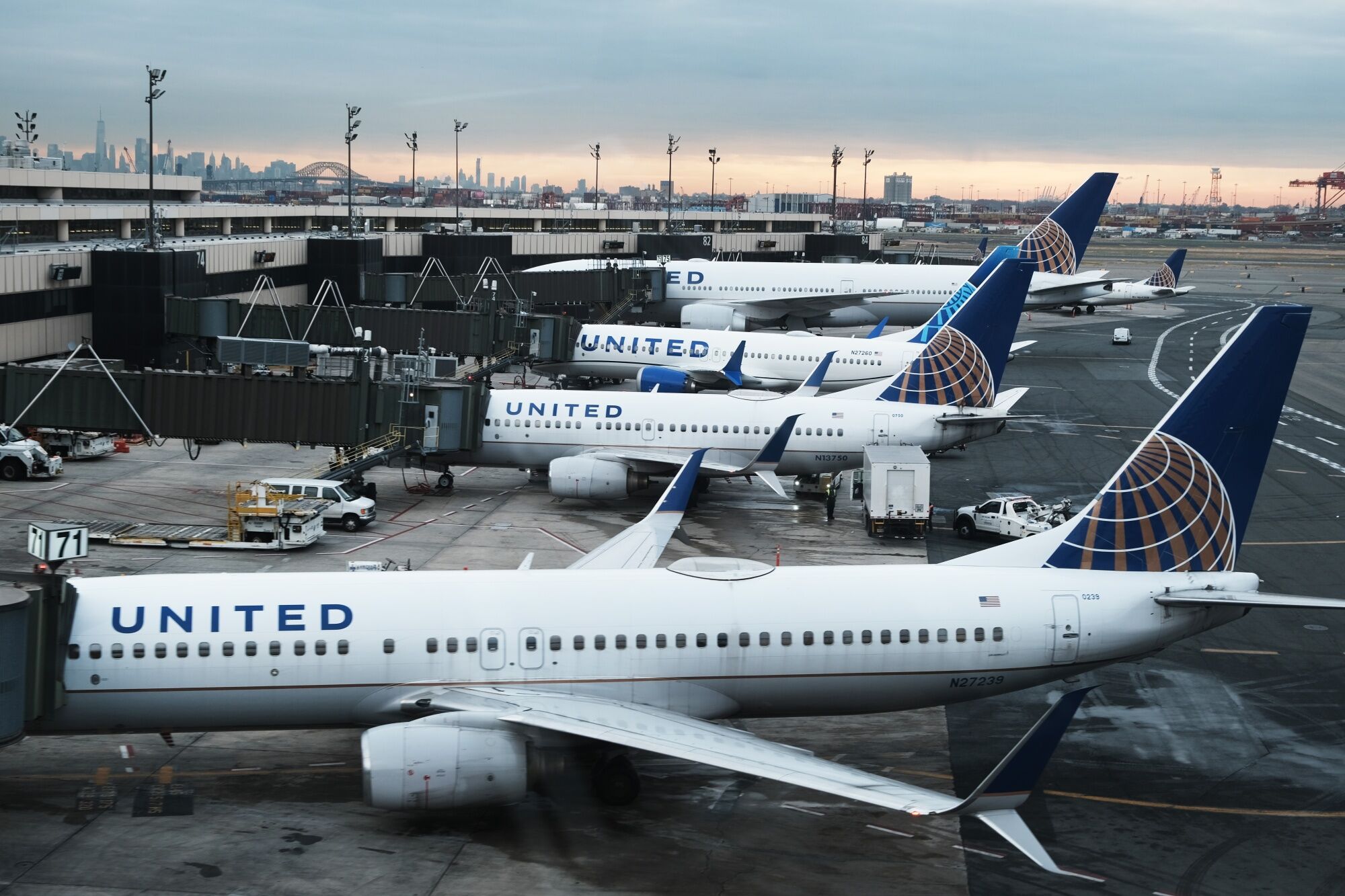 united soars as outlook eases worry over boeing deliveries