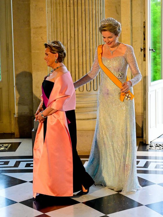 lentejuelas, una tiara fetiche y un look reciclado: matilde de bélgica y maría teresa de luxemburgo brillan en su cena de gala en bruselas