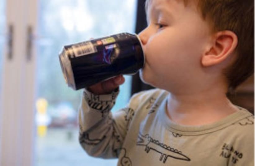 las bebidas azucaradas en niños aumentan riesgo de obesidad en adultos