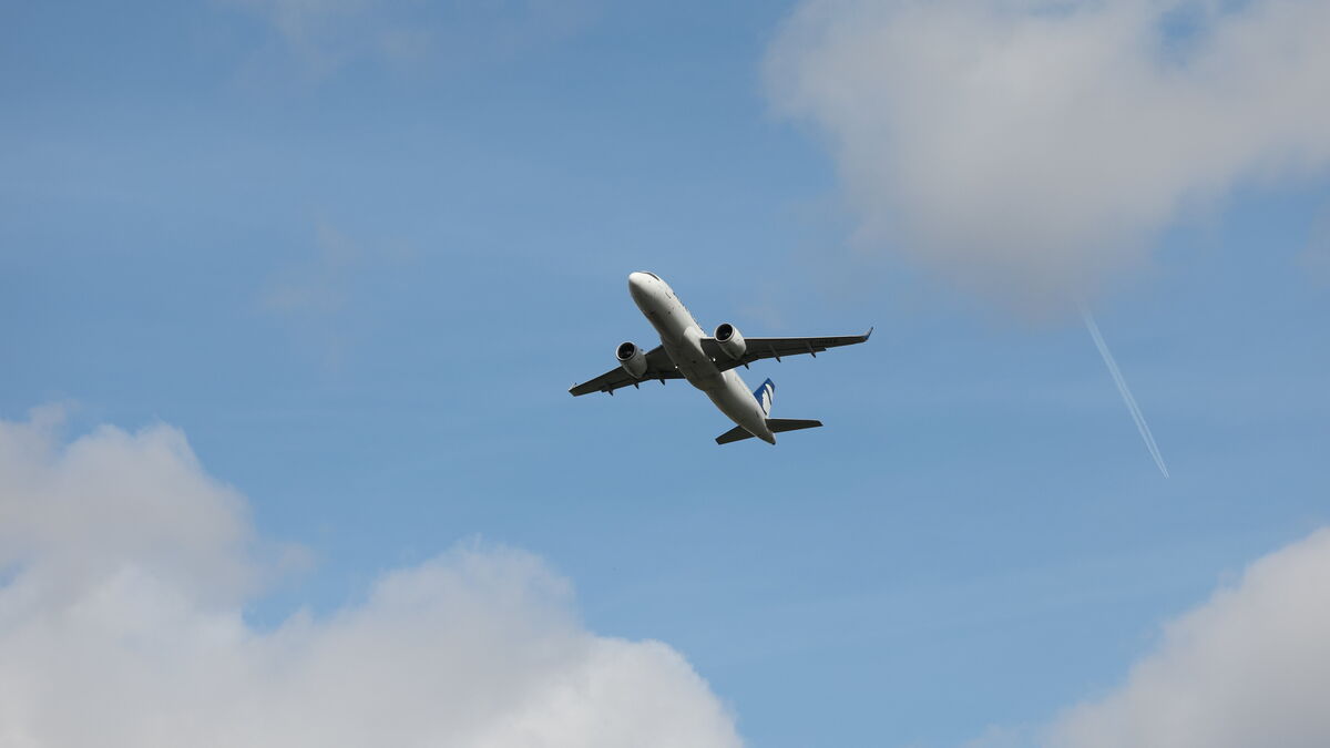 Plus aucun vol vers Paris l’incroyable image de l’espace aérien déserté, avant la cérémonie d