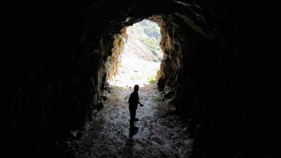 el pueblo fantasma escondido en las sierras de córdoba y rodeado de túneles mineros