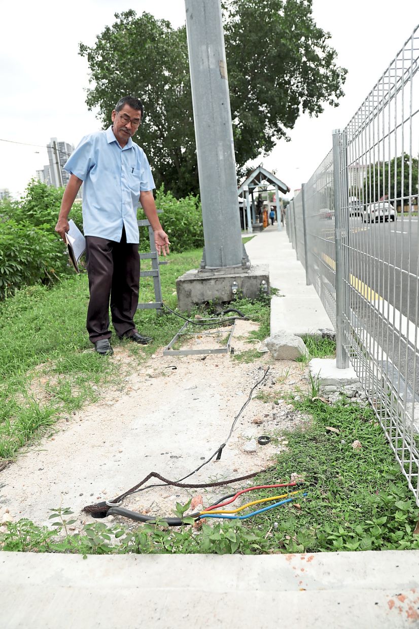 fence along ‘glutton street’ in kepong keeping out customers, stakeholders say