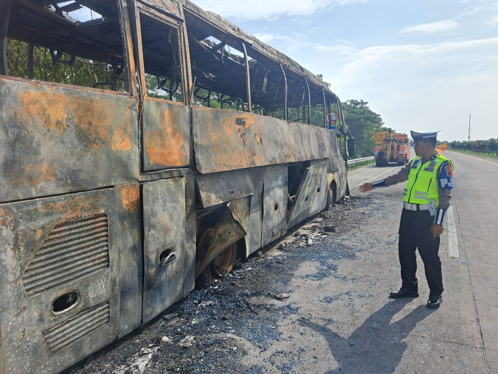 pecah ban, bus berisi 34 penumpang ludes terbakar di tol jombang-mojokerto