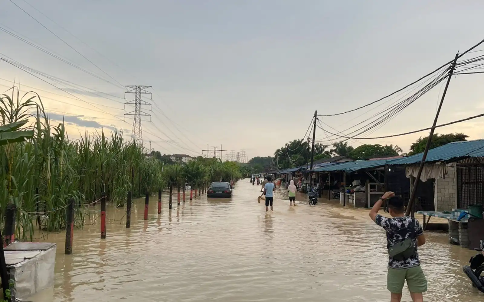 flash floods see evacuations in melaka, selangor
