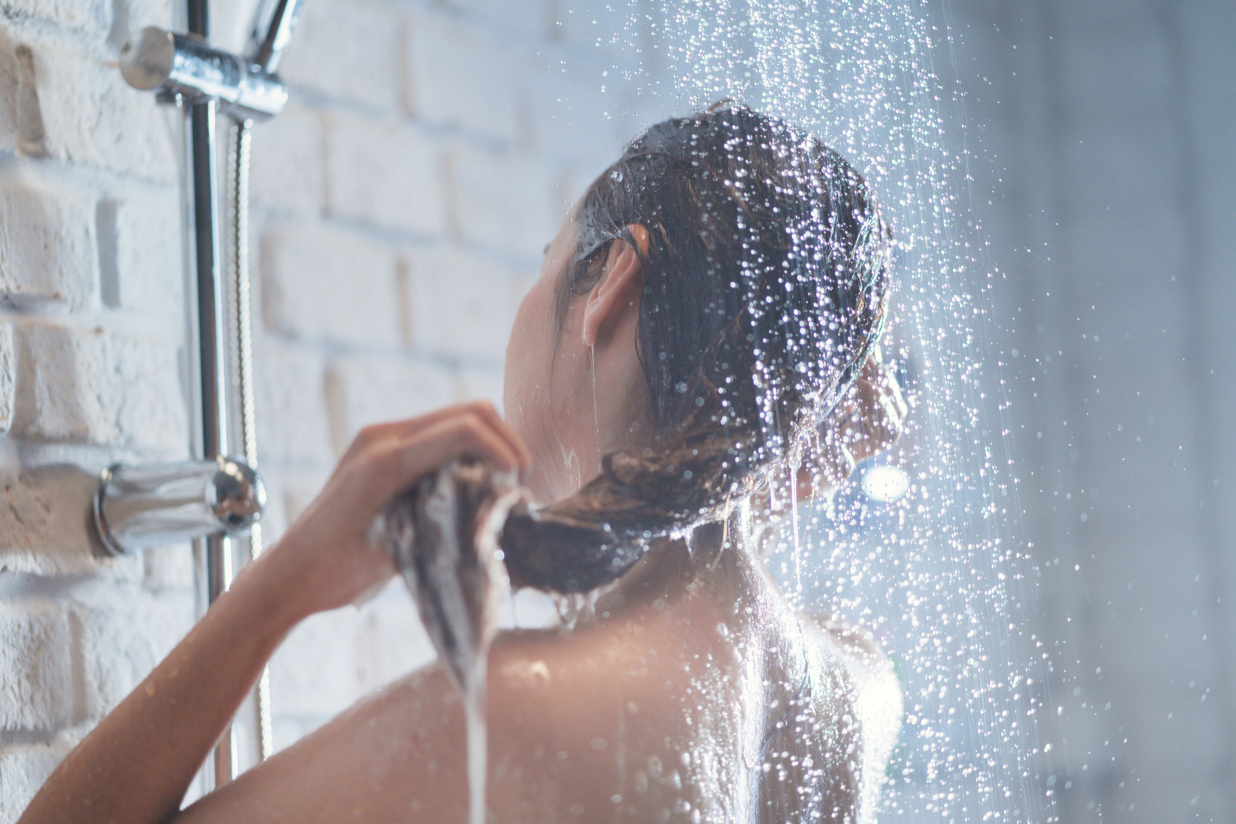 ¿cuánto se consume de agua al tomar una ducha de 5 minutos? este sería el gasto en litros