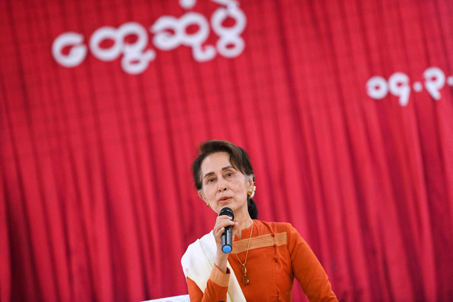 tilbageholdt eksleder i myanmar flyttes i husarrest