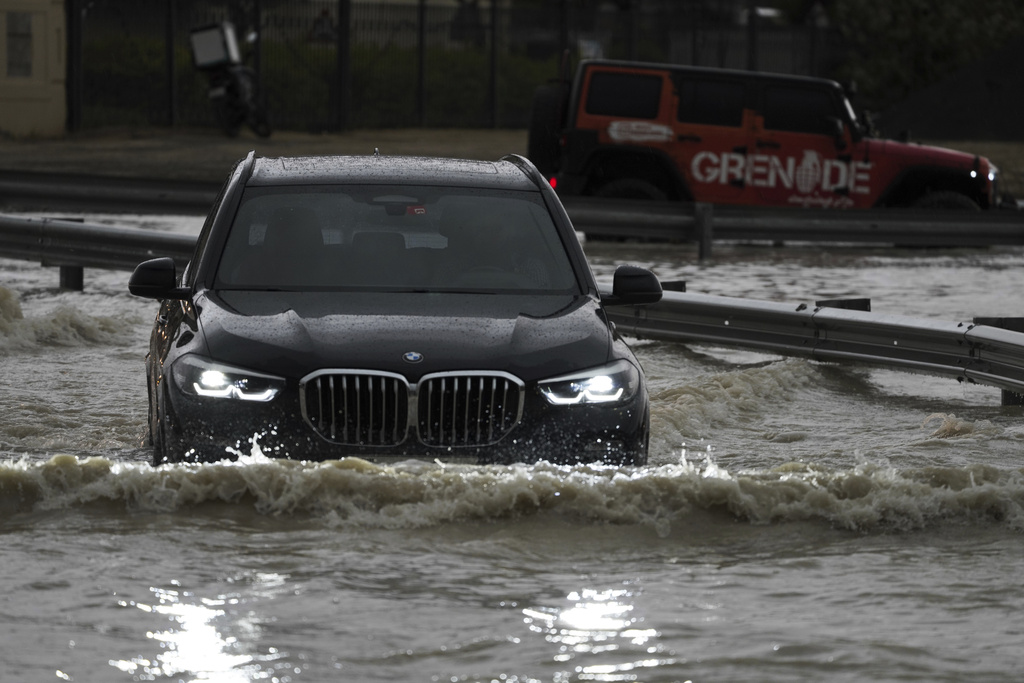 tormenta arroja el agua de un año y medio en los eau e inunda carreteras y aeropuerto de dubái