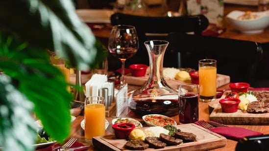 the taste by vir sanghvi: should hotels run restaurants?