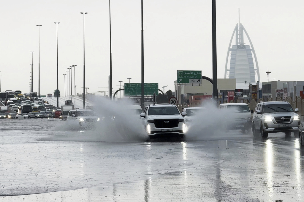 tormenta arroja el agua de un año y medio en los eau e inunda carreteras y aeropuerto de dubái