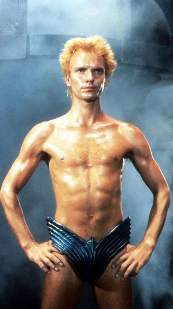 1984年《魔堡沙丘》中的菲德羅薩造型超前衛，只穿一件內褲。（圖／CATCHPLAY提供）