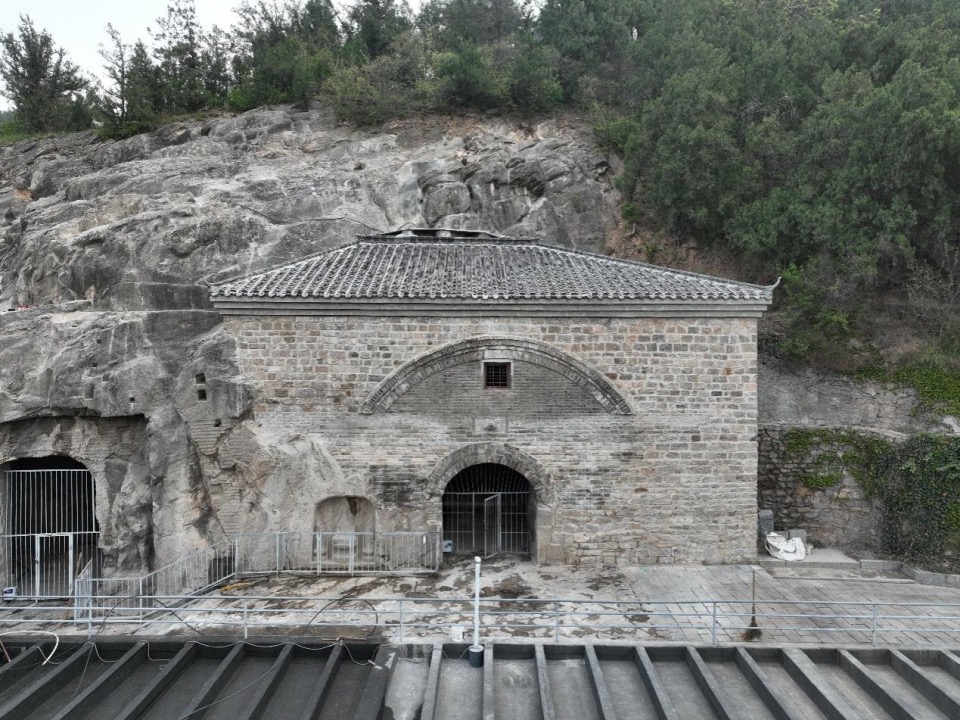 竜門石窟、洞窟の壁の中から多数の石像発見 中国河南省