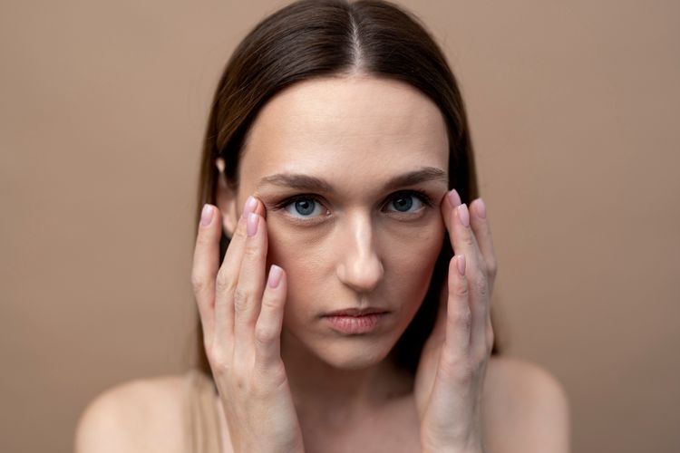 8 cara mengatasi kantung mata berdasarkan peninjauan dari dokter