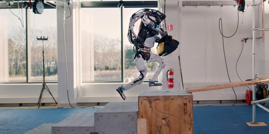 prvně pády a olej stříkající z achilovky, pak těžko uvěřitelná akrobacie. legendární robot atlas odchází do důchodu