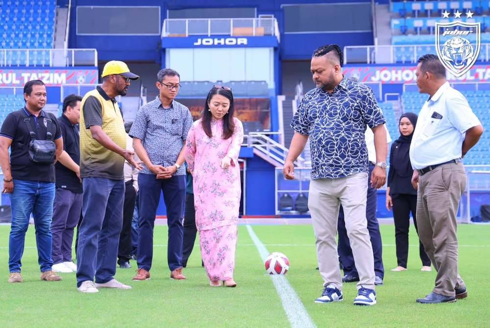 tunku ismail agrees to donate hybrid grass for national stadium pitch