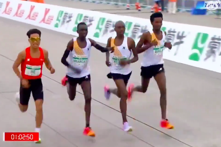 viral, video 3 pelari melambat beri jalan atlet china menangkan beijing half marathon