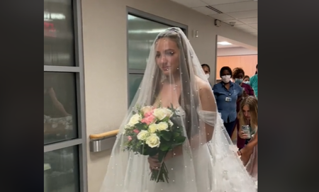 συγκινητικό βίντεο: παντρεύτηκε σε νοσοκομείο στη νέα υόρκη για να τη δει ο πατέρας της νύφη πριν πεθάνει