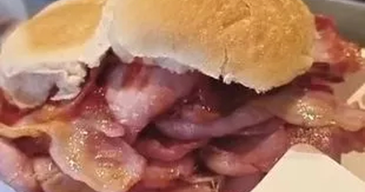 han bestilte en baconsandwich: alle ser måbende til, da tjener kommer med absurd servering