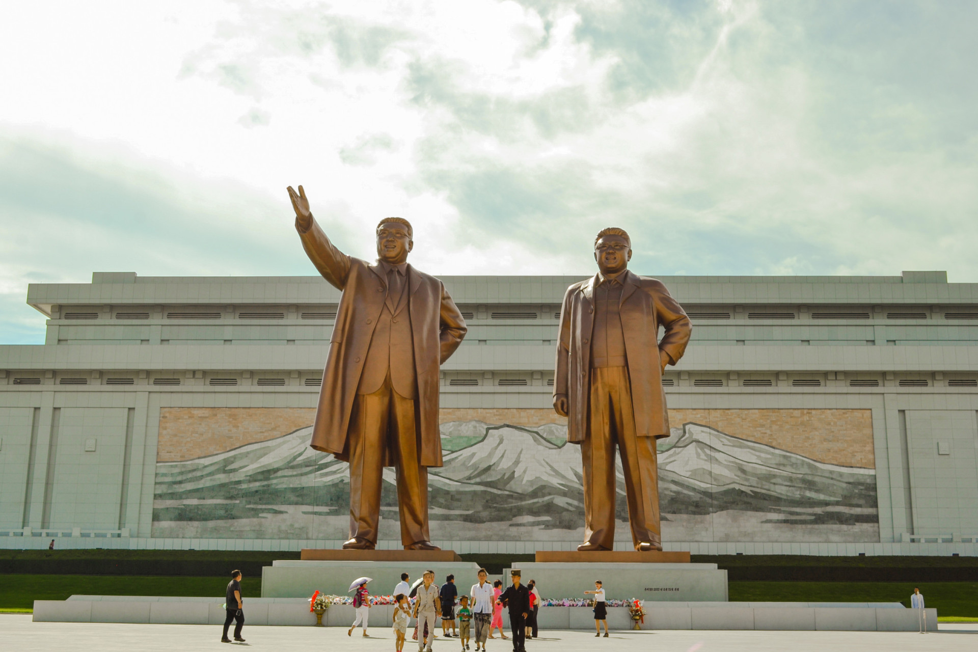 <p>Avec un indice de paix global de 2,848, la <a href="https://www.starsinsider.com/fr/lifestyle/687585/quelles-sont-les-differences-entre-la-coree-du-nord-et-du-sud" rel="noopener">Corée du Nord</a> est marquée par une histoire controversée en matière de droits de l'homme et est considérée comme l'un des pays les plus pauvres du monde. Cette note est principalement attribuée aux pénuries alimentaires et aux restrictions sévères à la liberté de circulation dans le pays.</p><p>Tu pourrais aussi aimer:<a href="https://www.starsinsider.com/n/338638?utm_source=msn.com&utm_medium=display&utm_campaign=referral_description&utm_content=700172"> Mère Nature a repris ses droits sur ces lieux étonnants</a></p>