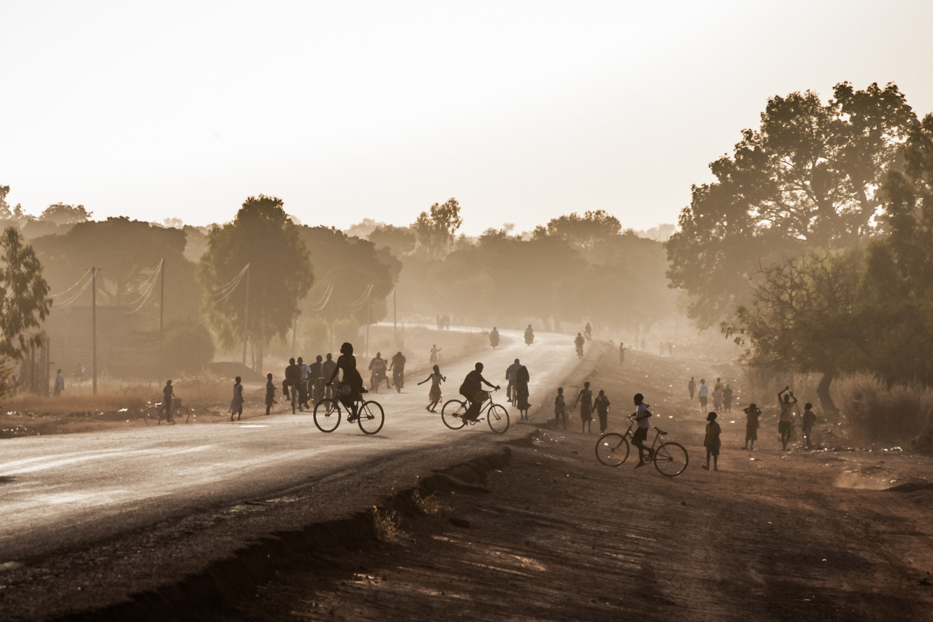 <p>Actuellement, le Burkina Faso est confronté à l'une des crises de déplacement les plus rapides au monde. Environ un quart de sa population dépend de l'aide humanitaire, ce qui a contribué à abaisser l'indice de paix global du pays à 2,868.</p><p><a href="https://www.msn.com/fr-fr/community/channel/vid-7xx8mnucu55yw63we9va2gwr7uihbxwc68fxqp25x6tg4ftibpra?cvid=94631541bc0f4f89bfd59158d696ad7e">Suivez-nous et accédez tous les jours à du contenu exclusif</a></p>