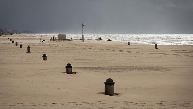 le corps sans vie d’une femme retrouvé sur une plage à la côte