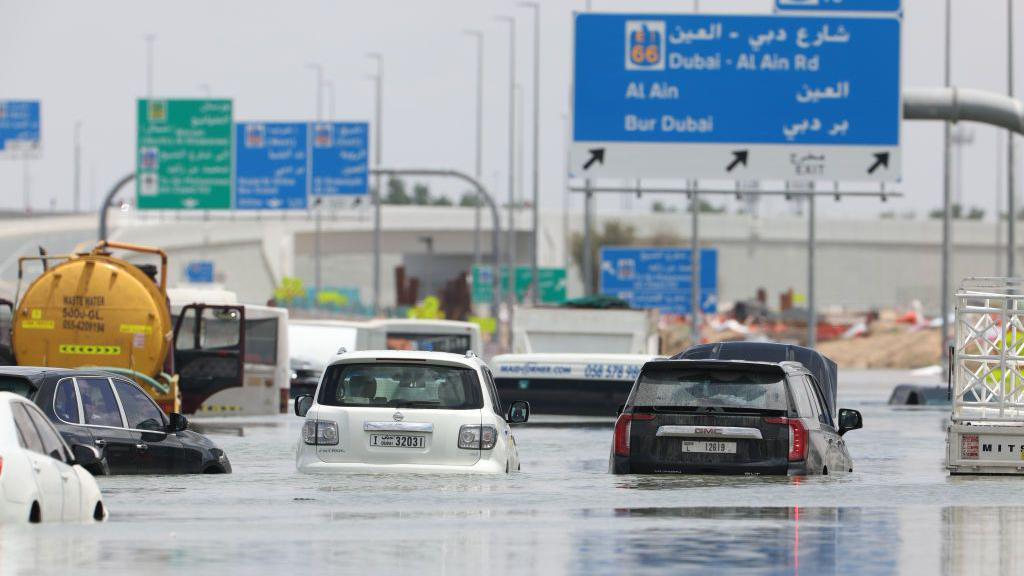 dubai'de sel: son 75 yılın en şiddetli yağışları körfez ülkelerini sular altında bıraktı
