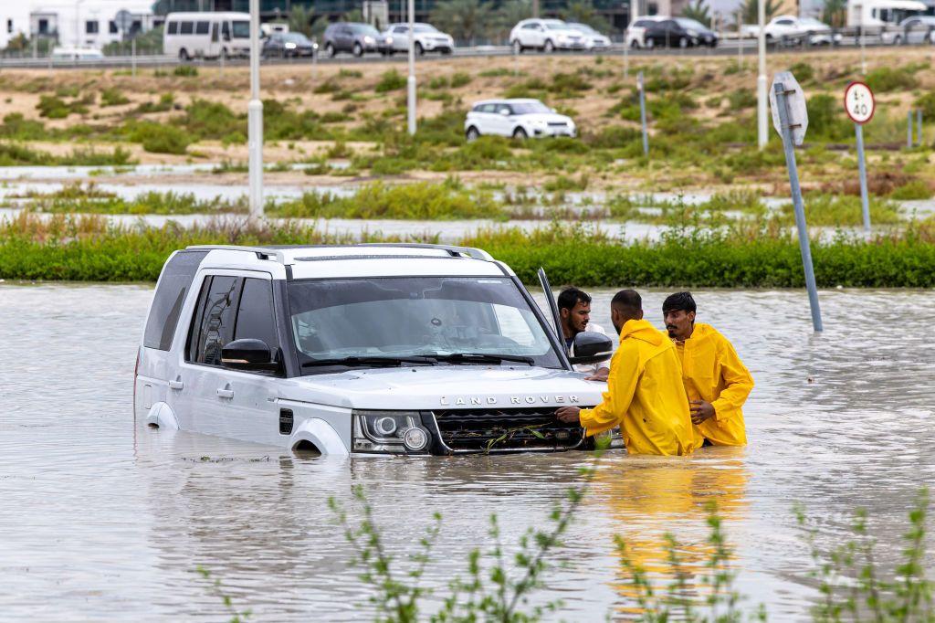 dubai'de sel: son 75 yılın en şiddetli yağışları körfez ülkelerini sular altında bıraktı