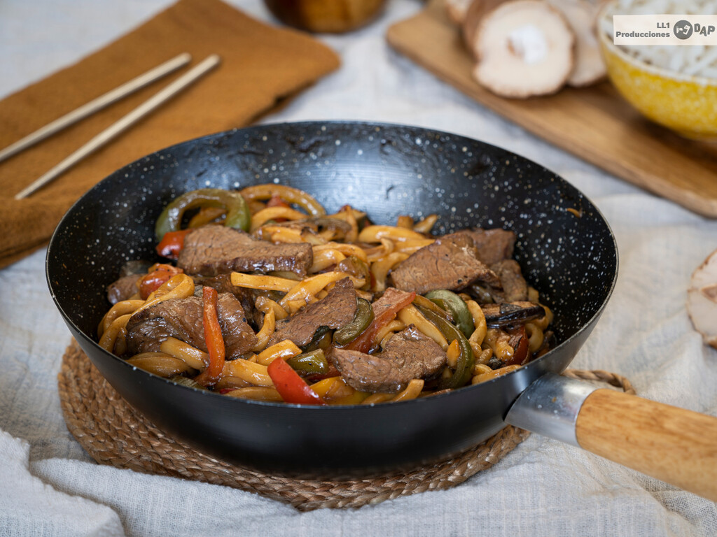 fideos udon salteados al wok con carne y verduras, receta fácil y rápida