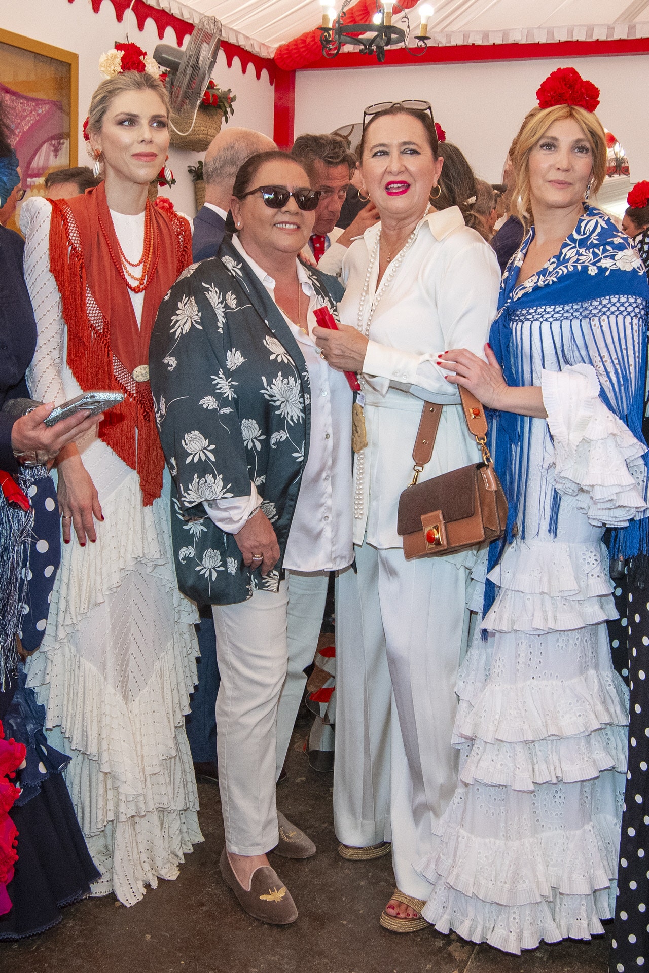 y, por fin, de flamenca: manuela villena se enfunda el traje tradicional más cómodo y sofisticado de la feria