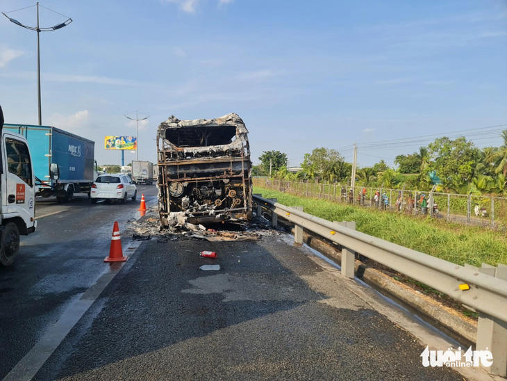 Hiện trường vụ cháy xe khách - Ảnh: H.T.