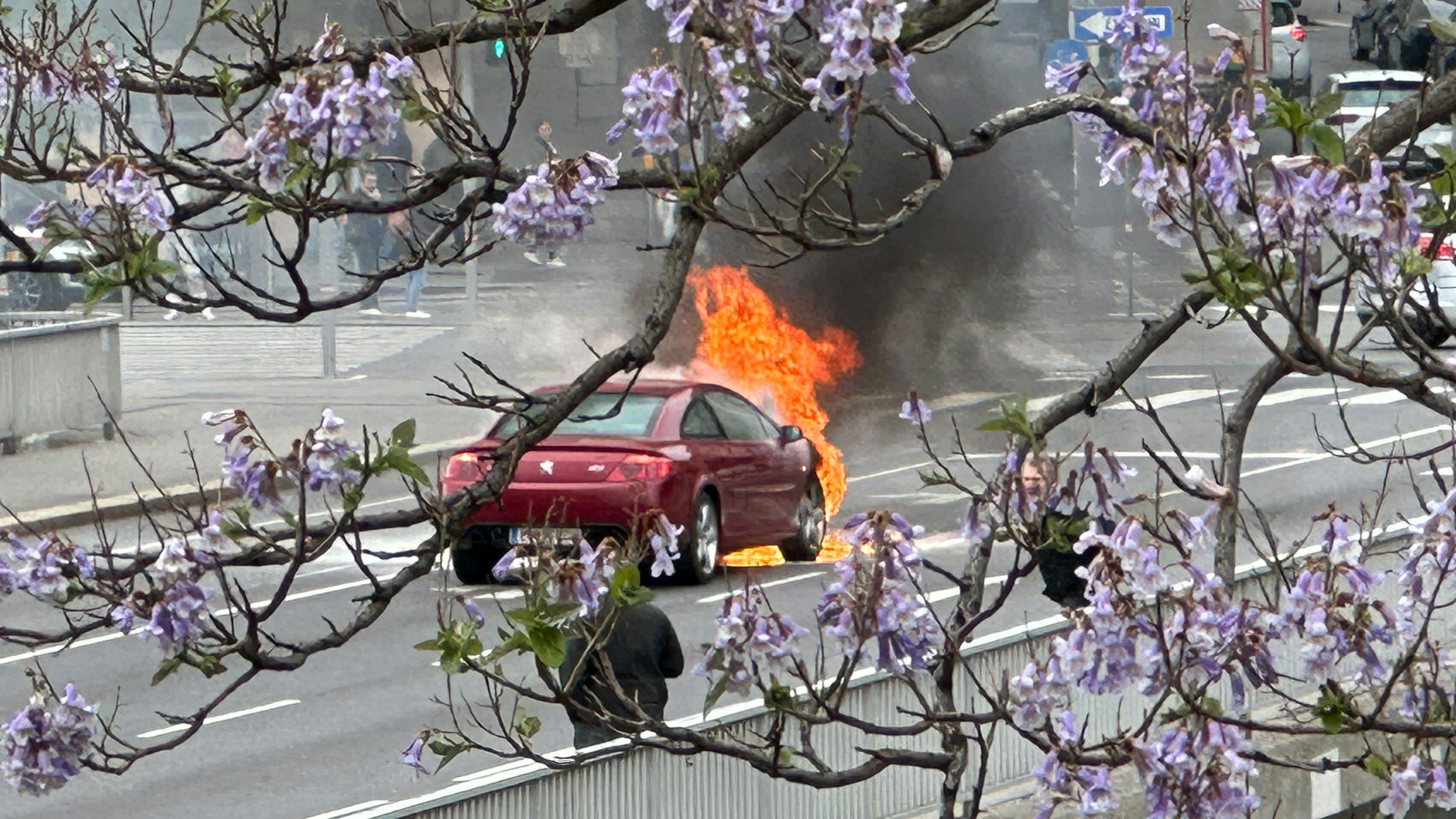auto brennt lichterloh am schwedenplatz – großeinsatz