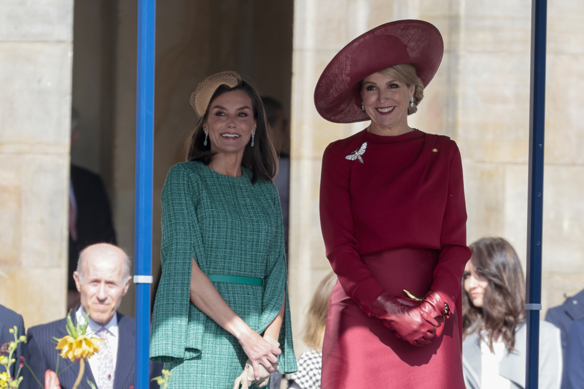 la reina letizia con máxima de holanda: tocado inesperado y el vestido que adoran las mujeres clásicas