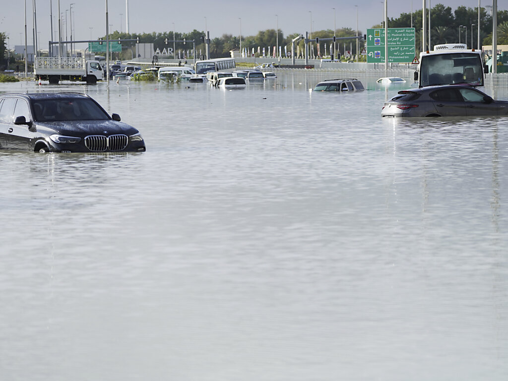 emirate: schwerster regen seit 1949 - strassen in dubai überschwemmt