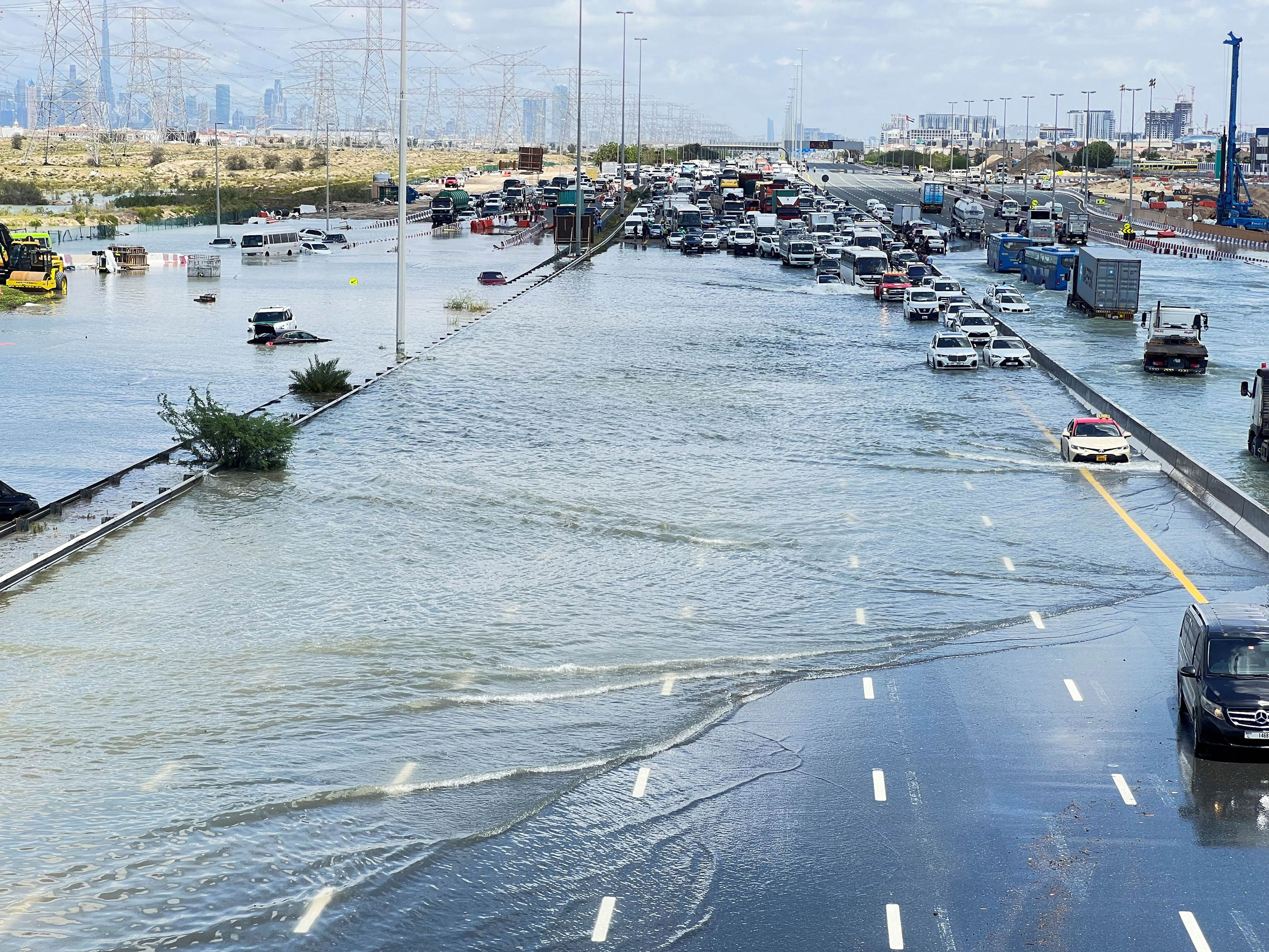 heftigster regen seit 75 jahren in den vereinigten arabischen emiraten – strassen in dubai überschwemmt