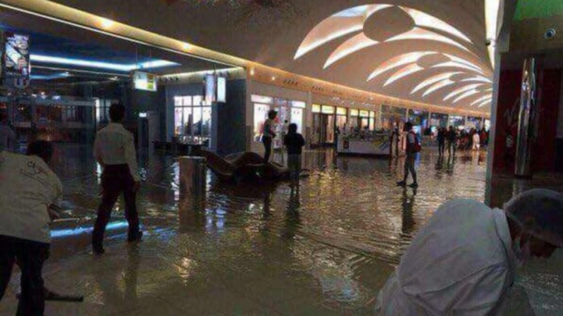 el dubái mall, colapsado: los videos de las inundaciones en el shopping más grande del mundo
