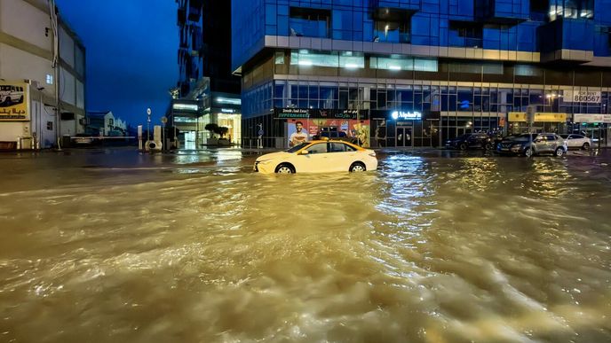 záplavy v dubaji zastavily provoz na nejrušnějším letišti světa