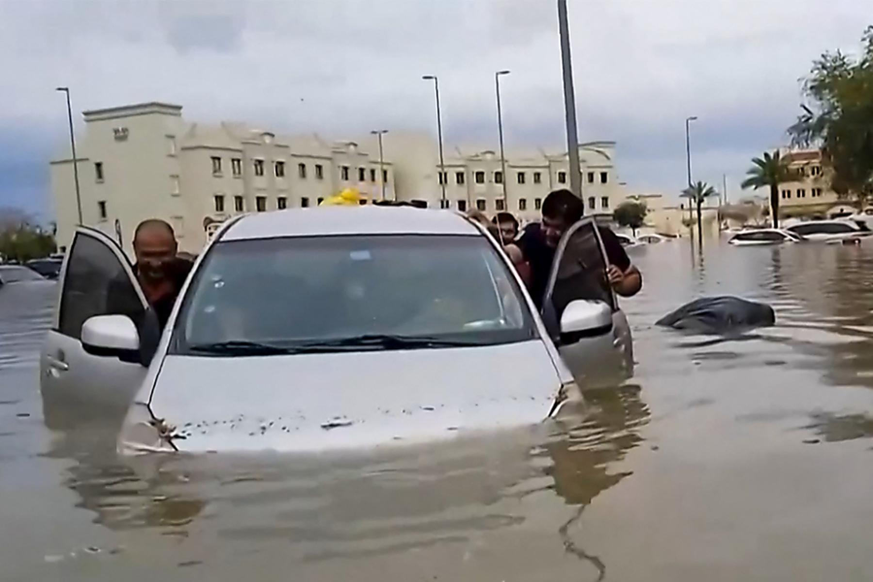 historische niederschläge: schwere überschwemmungen stürzen dubai ins chaos