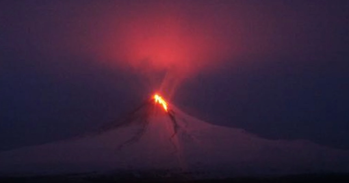 volcanic alert: hundreds flee as indonesia’s ruang volcano erupts
