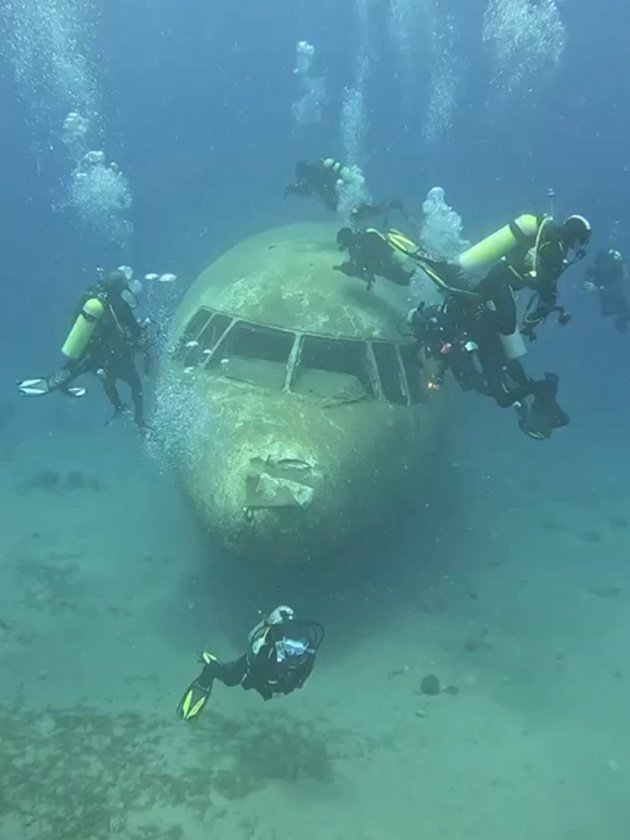 eerie footage inside sunken passenger plane mistaken for mh370