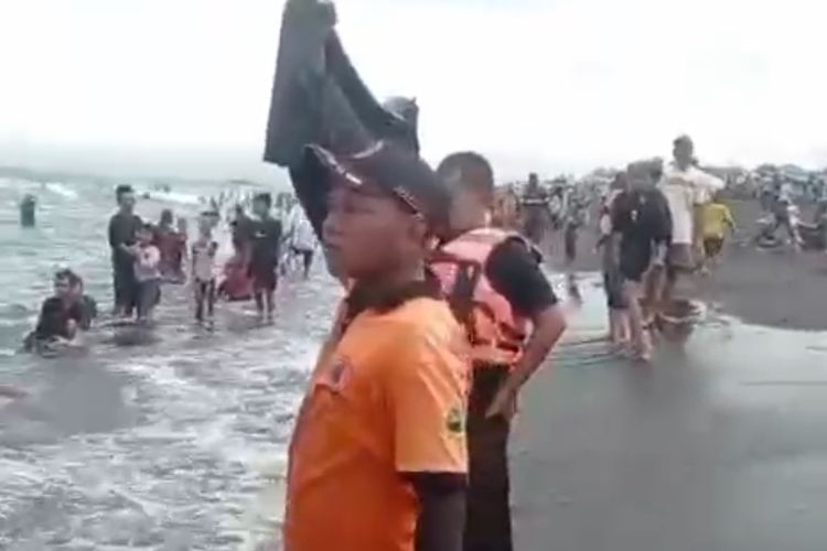 wisatawan bandel mandi di pantai paseban, relawan ingatkan bahaya pakai kantong jenazah