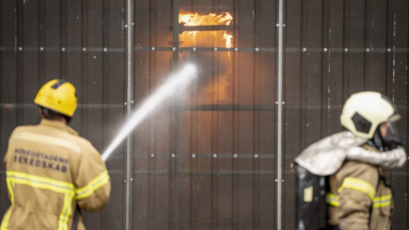 danemark : les pompiers toujours à l’oeuvre pour l’incendie de l’ancienne bourse